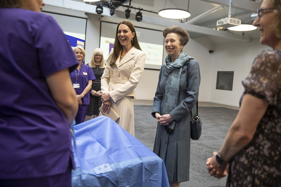 Принцесса Анна, королевская принцесса, покровительница Королевского колледжа акушерок (RCM), и Кэтрин, герцогиня Кембриджская, покровительница Королевского колледжа акушеров и гинекологов (RCOG), посещают RCM и RCOGs штаб-квартира 27 апреля 2022 года в Лондоне, Англия